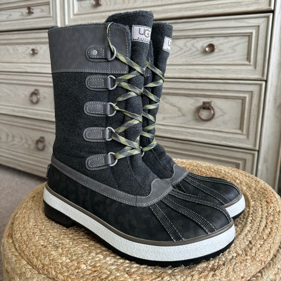 Ugg Women’s Baroness Waterproof Insulated Pack Snow Boot - Picture 1 of 11